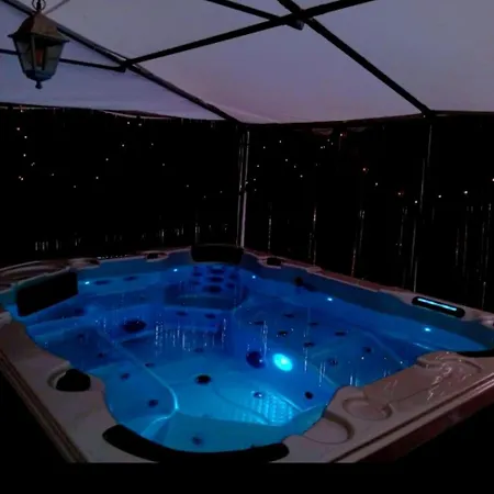 Вилла Stravanata - Large Pool, Car And Large Whirlpool Jacuzzi *