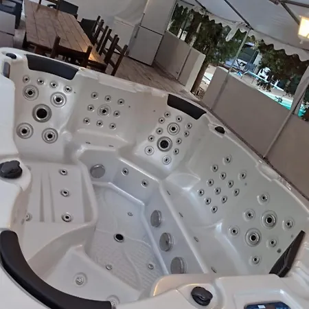 Villa Stravanata - Large Pool, Car And Large Whirlpool Jacuzzi